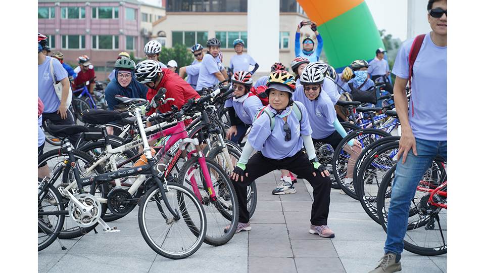 出發前，台電特別安排騎乘安全宣導，並與全場參與者一同進行暖身操。